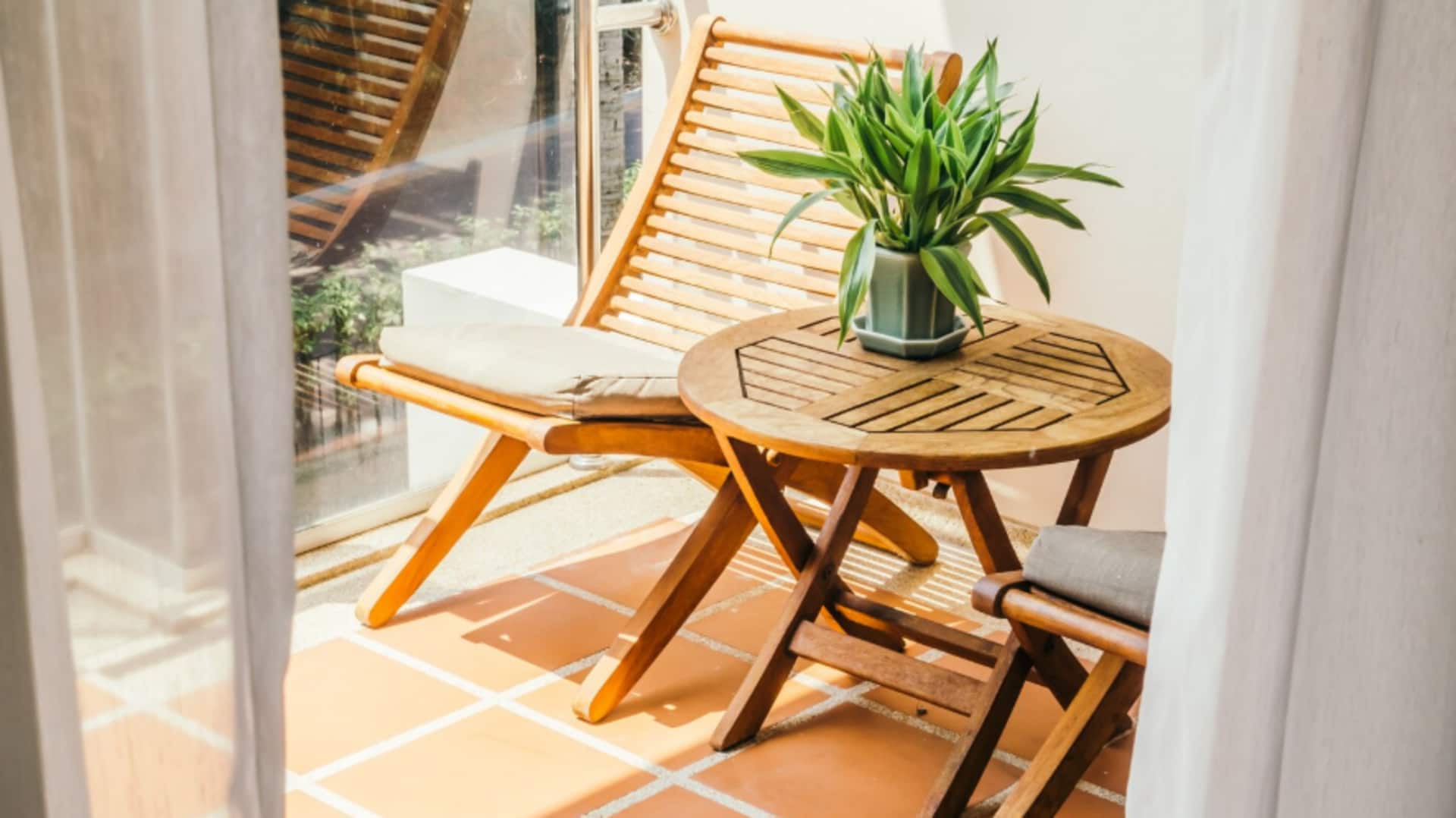 बालकनी को सजाते समय न करें ये आम गलतियां, बिगड़ जाएगा उसका पूरा लुक