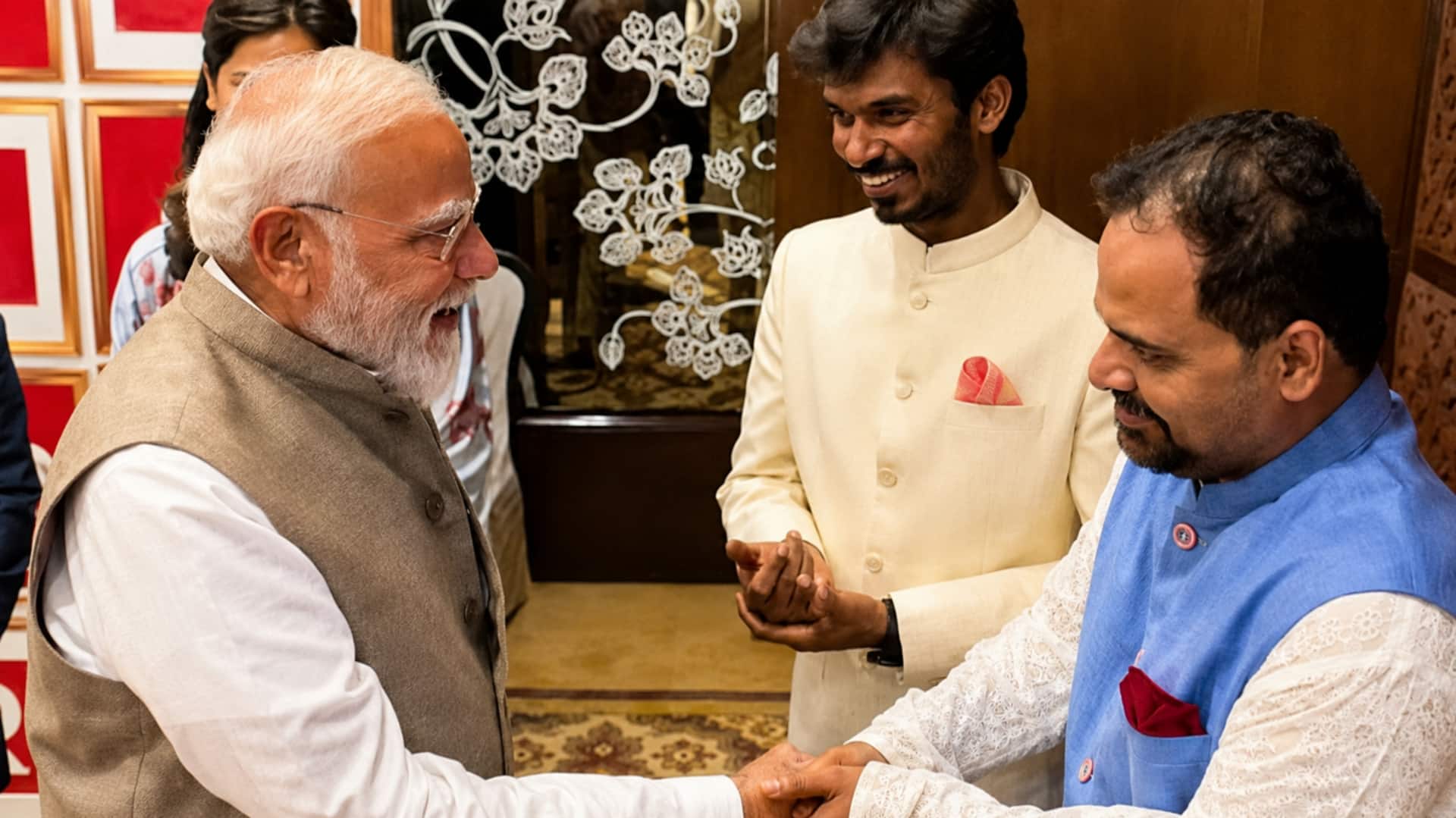 <!-- x-tinymce/html -->प्रधानमंत्री नरेंद्र मोदी ने की 'पंचायत' के 'बिनोद' और 'भूषण' से मुलाकात, वीडियो वायरल