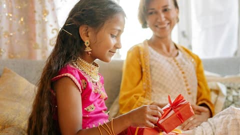 मदर्स डे पर मां के चेहरे पर लानी है खुशी? उन्हें भेंट करें ये सुंदर कपड़े