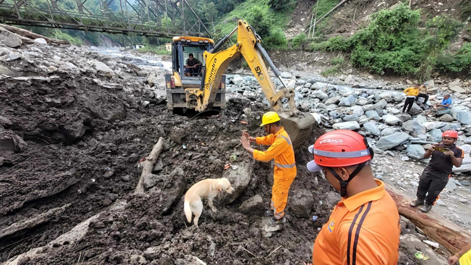 उत्तराखंड और हिमाचल में भारी बारिश और भूस्खलन से 18 की मौत, सैकड़ों लोग फंसे