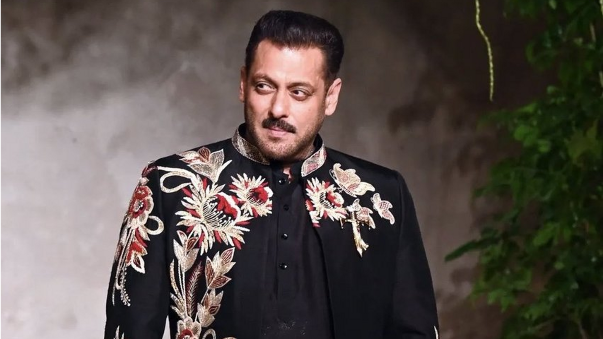 सलमान खान ने रैंप पर बिखेरा जलवा, शाही अंदाज पर फिदा हुईं सुष्मिता सेन; वीडियो वायरल