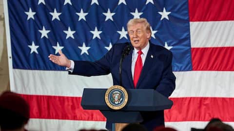 डोनाल्ड ट्रंप ने वैश्विक टैरिफ में फिर किया बदलाव, अब 10 से बढ़ाकर 15 प्रतिशत किया