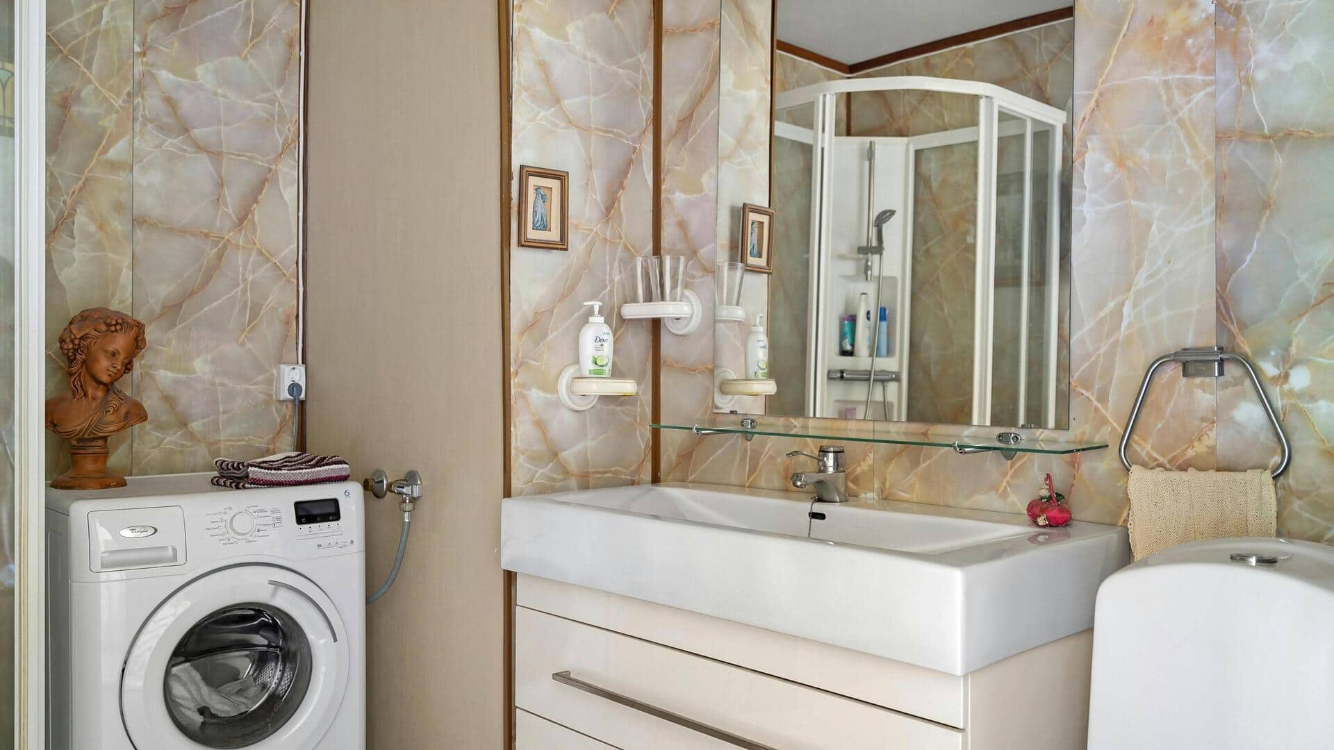 बाथरूम में रखी जाने वाली वस्तुओं को आसानी से व्यवस्थित करने के लिए अपनाएं ये तरीके