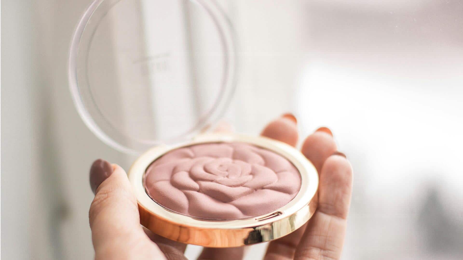 गोरी त्वचा वाली महिलाओं पर अच्छे लगेंगे इन 5 रंगों वाले ब्लश, चेहरे पर लाएंगे लाली 