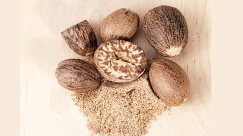 स्वाद के साथ सेहत भी चाहिए? आजमाएं जायफल-गुड़ की ये स्वादिष्ट मिठाइयां