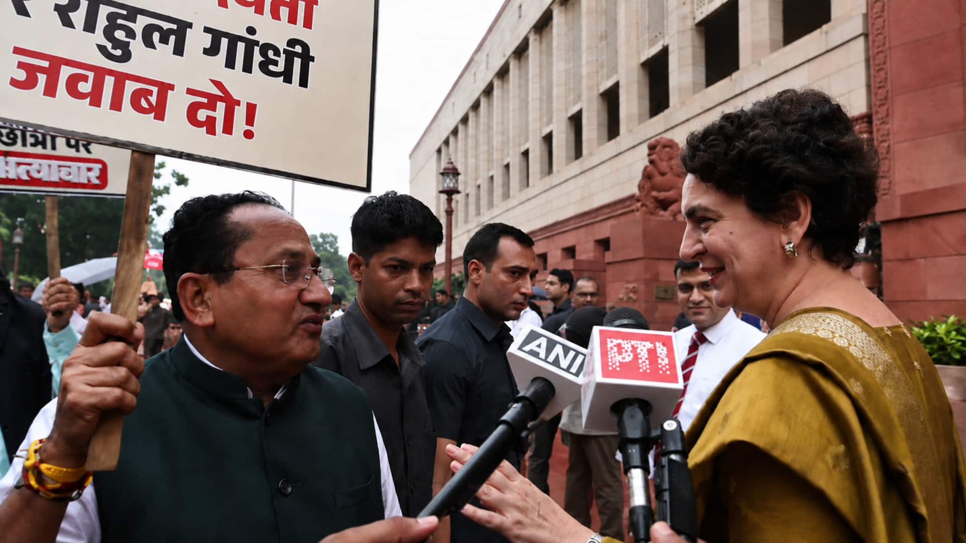 संसद परिसर में झारखंड को लेकर NDA सांसदों का प्रदर्शन, प्रियंका गांधी ने दिया जवाब