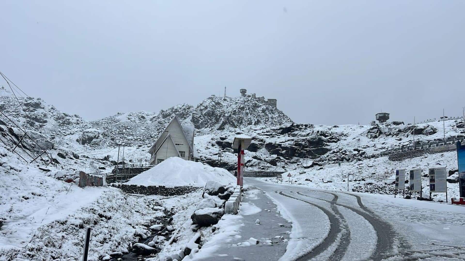 भारत-चीन सीमा पर भारी बर्फबारी के बाद सफेद चादर बिछी, सिक्किम में रेड अलर्ट जारी भारत-चीन सीमा पर भारी बर्फबारी के बाद सफेद चादर बिछी, सिक्किम में रेड अलर्ट जारी