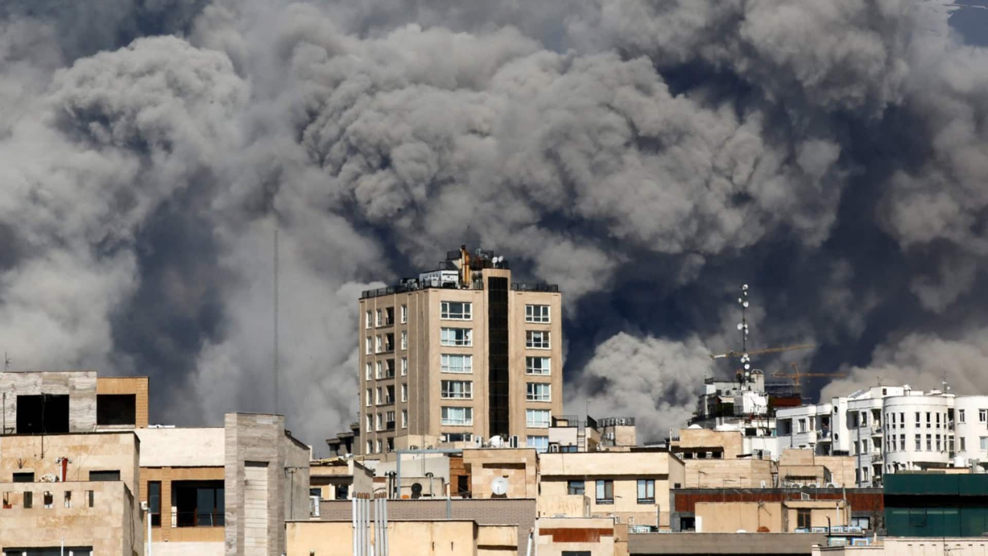 90 लाख कामगार, ऊर्जा सुरक्षा पर संकट; ईरान-इजरायल युद्ध भारत के लिए क्यों चिंता की बात? 