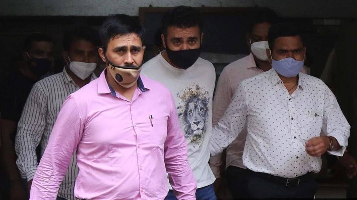 राज कुंद्रा की पत्नी शिल्पा शेट्टी के घर छापामारी करने पहुंची क्राइम ब्रांच की टीम राज कुंद्रा की पत्नी शिल्पा शेट्टी के घर छापामारी करने पहुंची क्राइम ब्रांच की टीम