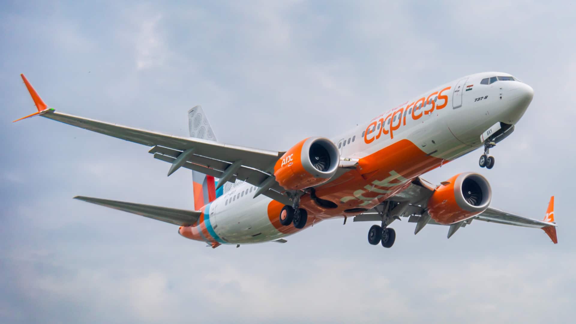 एयर इंडिया एक्सप्रेस विमान में बम की धमकी, वाराणसी हवाई अड्डे पर आपातकालीन लैंडिंग करवाई गई