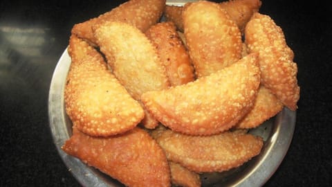 सर्दियों में उठाएं गर्मा-गर्म गोभी की गुझिया का लुत्फ, नहीं भूल पाएंगे इस पकवान का स्वाद