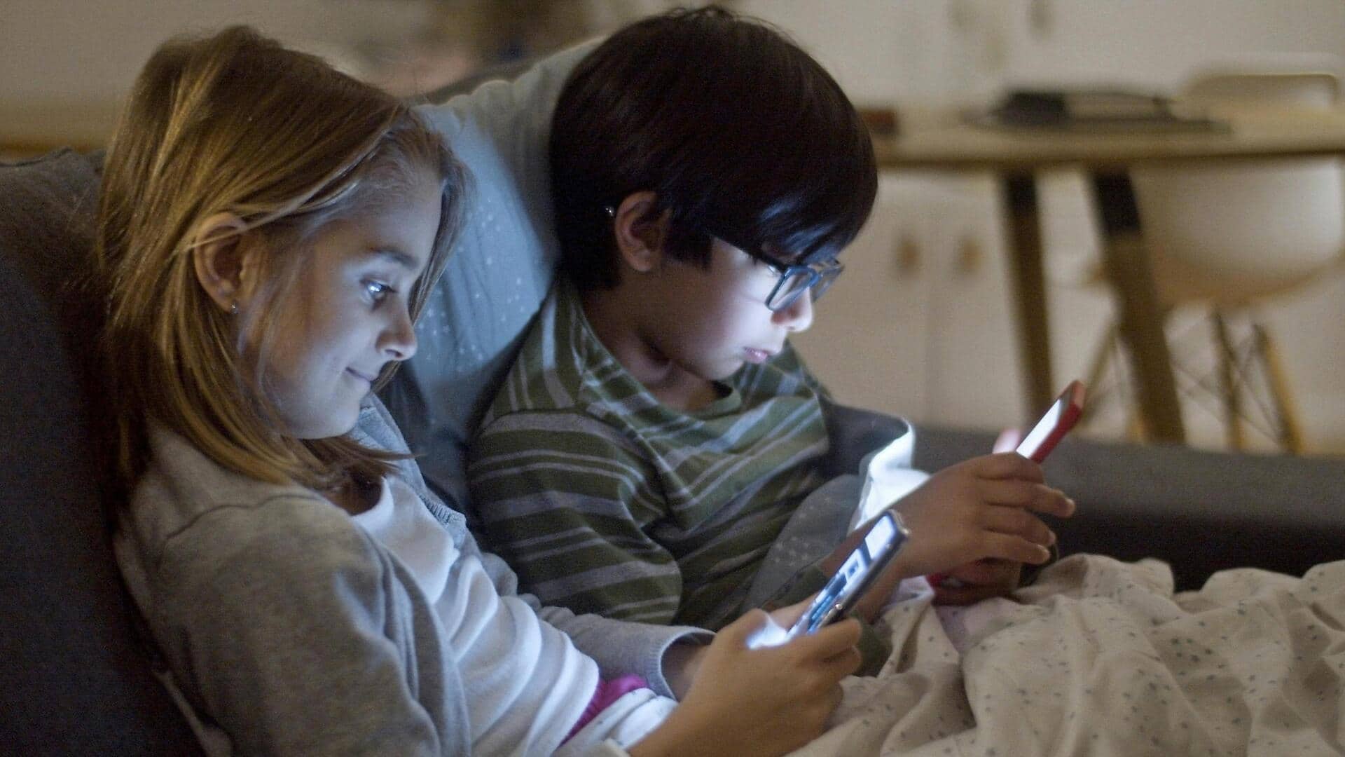 ब्रिटेन: 3 से 4 साल के बच्चों के हाथों में स्मार्टफोन बना परेशानी, सख्ती की तैयारी