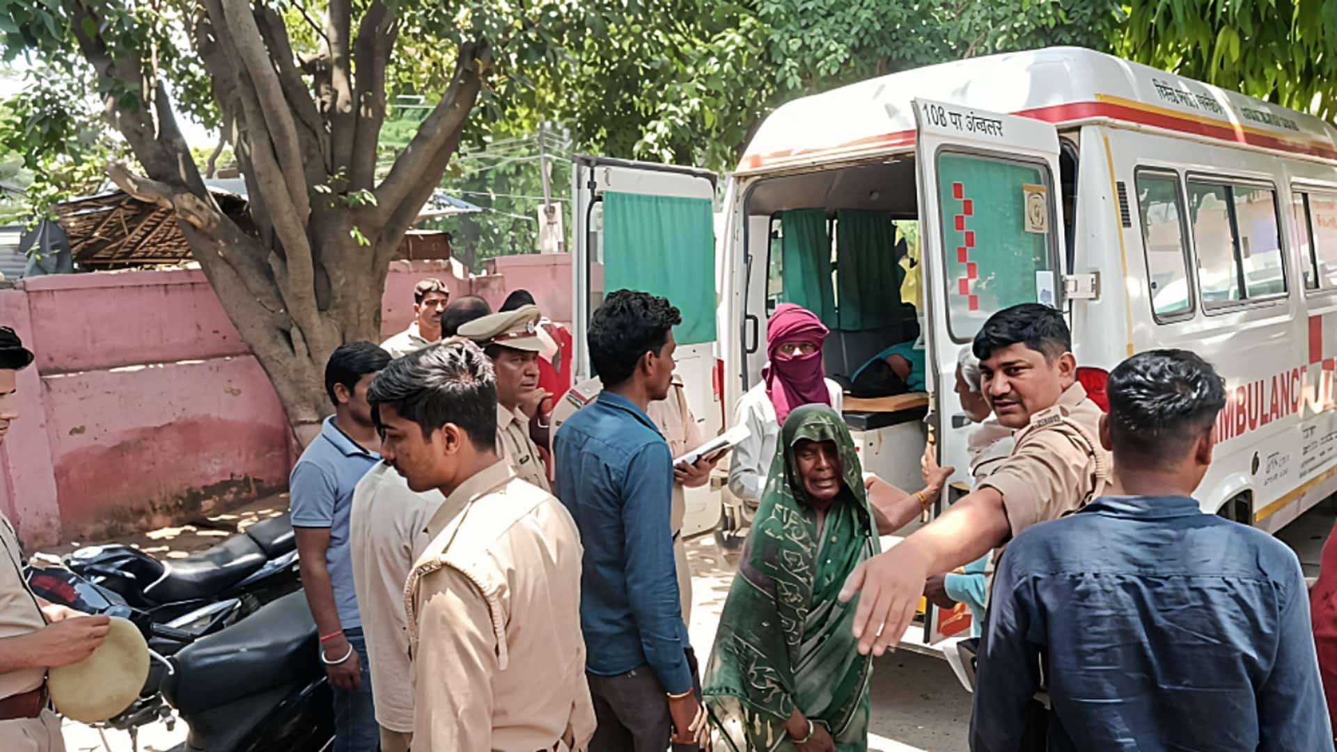 बदायूं: हाईवे पर रेस लगा रहे ट्रैक्टर-ट्रॉली ने ई-रिक्शा को मारी टक्कर, 6 महिलाओं की मौत