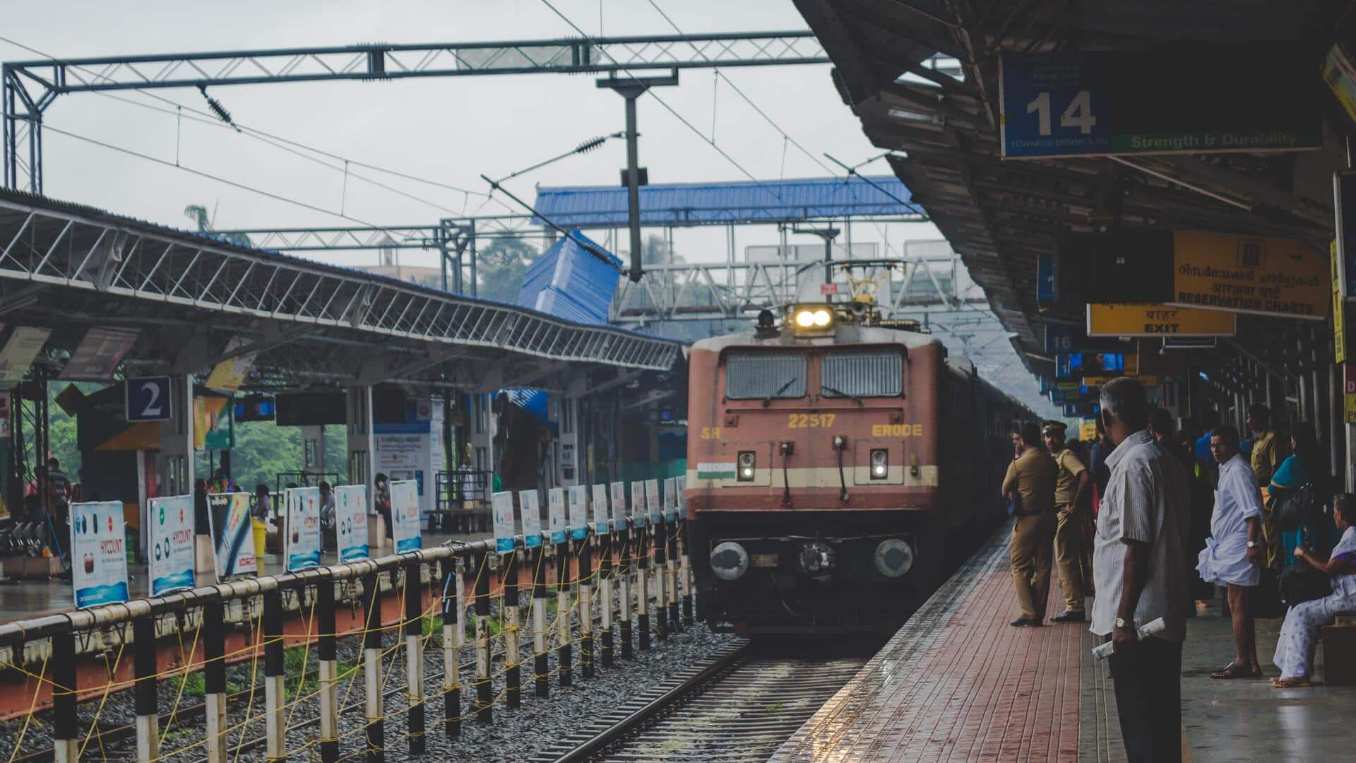 मुंबई: रेल पटरी पर खाना बनाने का वीडियो वायरल, घर की तरह सुस्ता रहे लोग