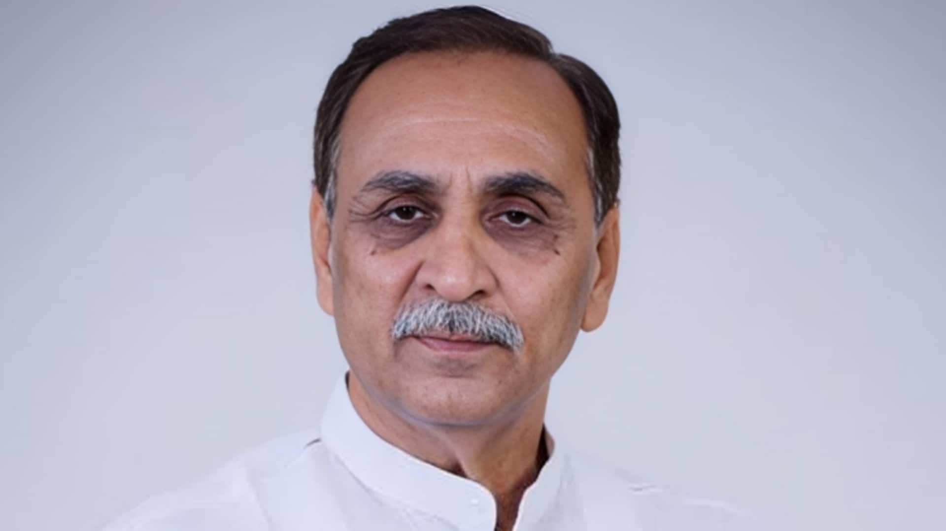 गुजरात: पूर्व मुख्यमंत्री विजय रुपाणी का राजकीय सम्मान के साथ हुआ अंतिम संस्कार, दी गई सलामी गुजरात: पूर्व मुख्यमंत्री विजय रुपाणी का राजकीय सम्मान के साथ हुआ अंतिम संस्कार, दी गई सलामी