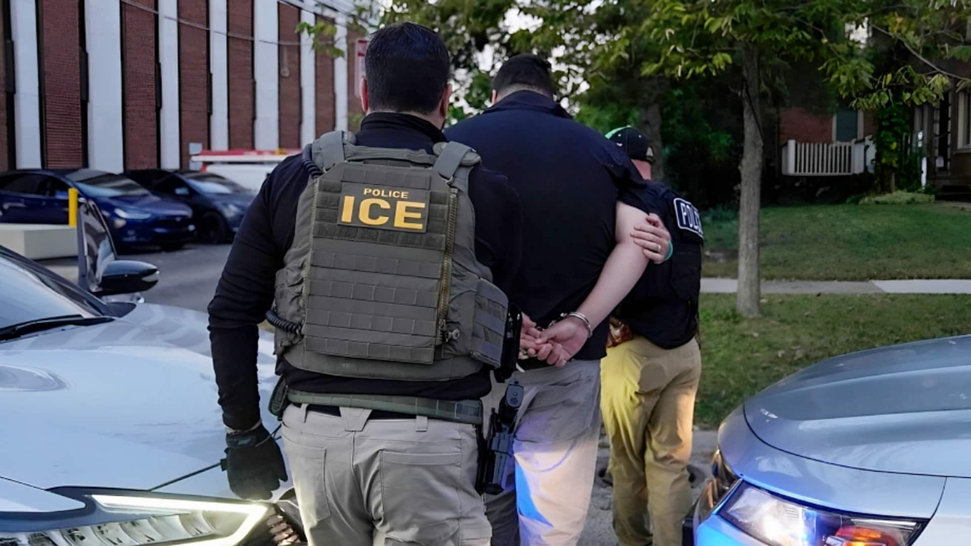 अमेरिका में ग्रीन कार्ड साक्षात्कार के बहाने गिरफ्तारी, कार्यालय से प्रवासियों को पकड़ रहीं एजेंसियां