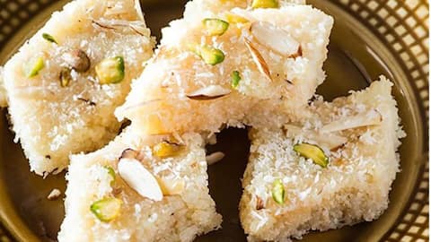 जन्माष्टमी पर बनाएं नारियल की बर्फी, आसान है रेसिपी