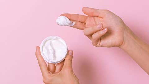 सर्दियों में इस्तेमाल करनी चाहिए कोल्ड क्रीम, इसे लगाने से मिलते हैं ये मुख्य फायदे