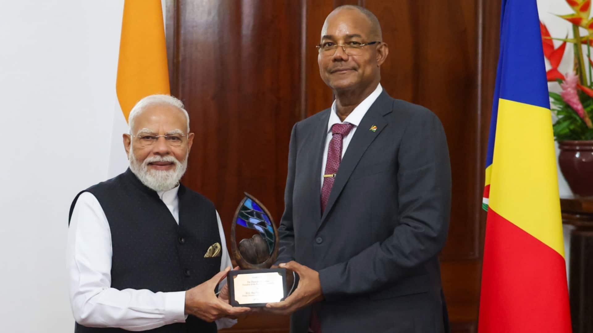प्रधानमंत्री मोदी को सेशेल्स का सर्वोच्च नागरिक सम्मान मिला, राष्ट्रपति संग की द्विपक्षीय वार्ता