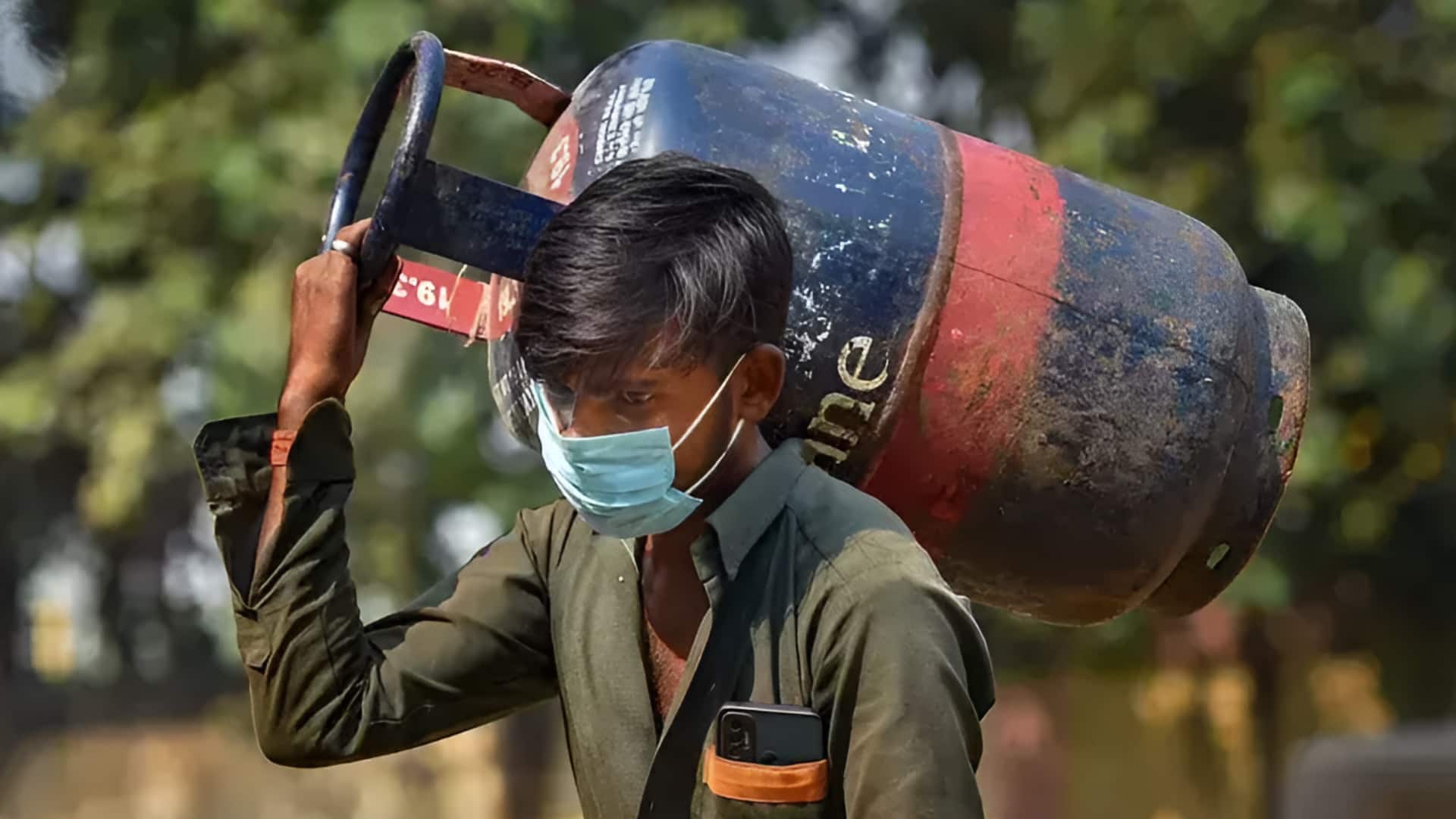 कमर्शियल LPG सिलेंडर की कीमतों में 200 रुपये से ज्यादा की कटौती