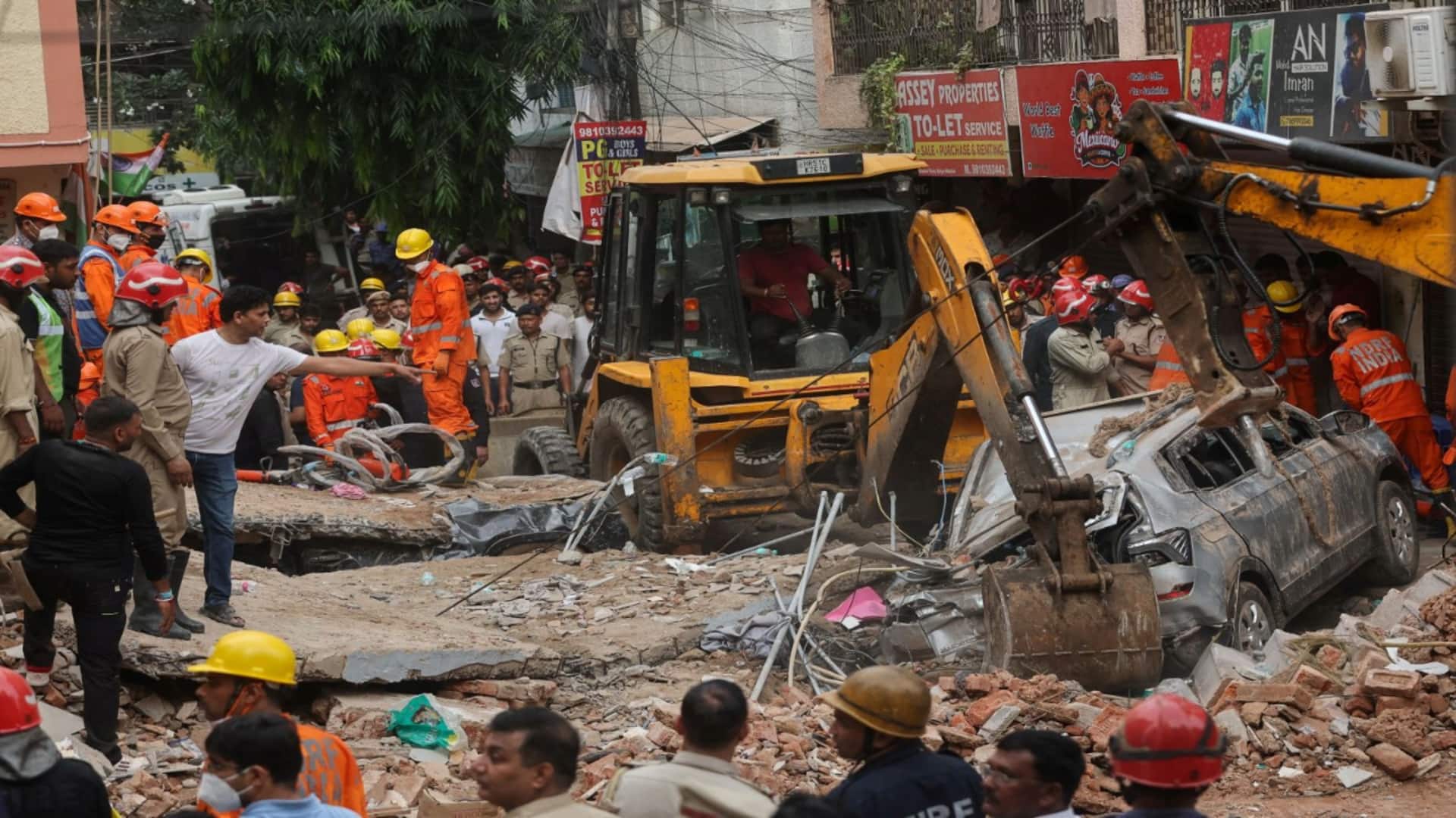 दिल्ली इमारत हादसा: MCD पर गिरी गाज, 5 अधिकारी निलंबित
