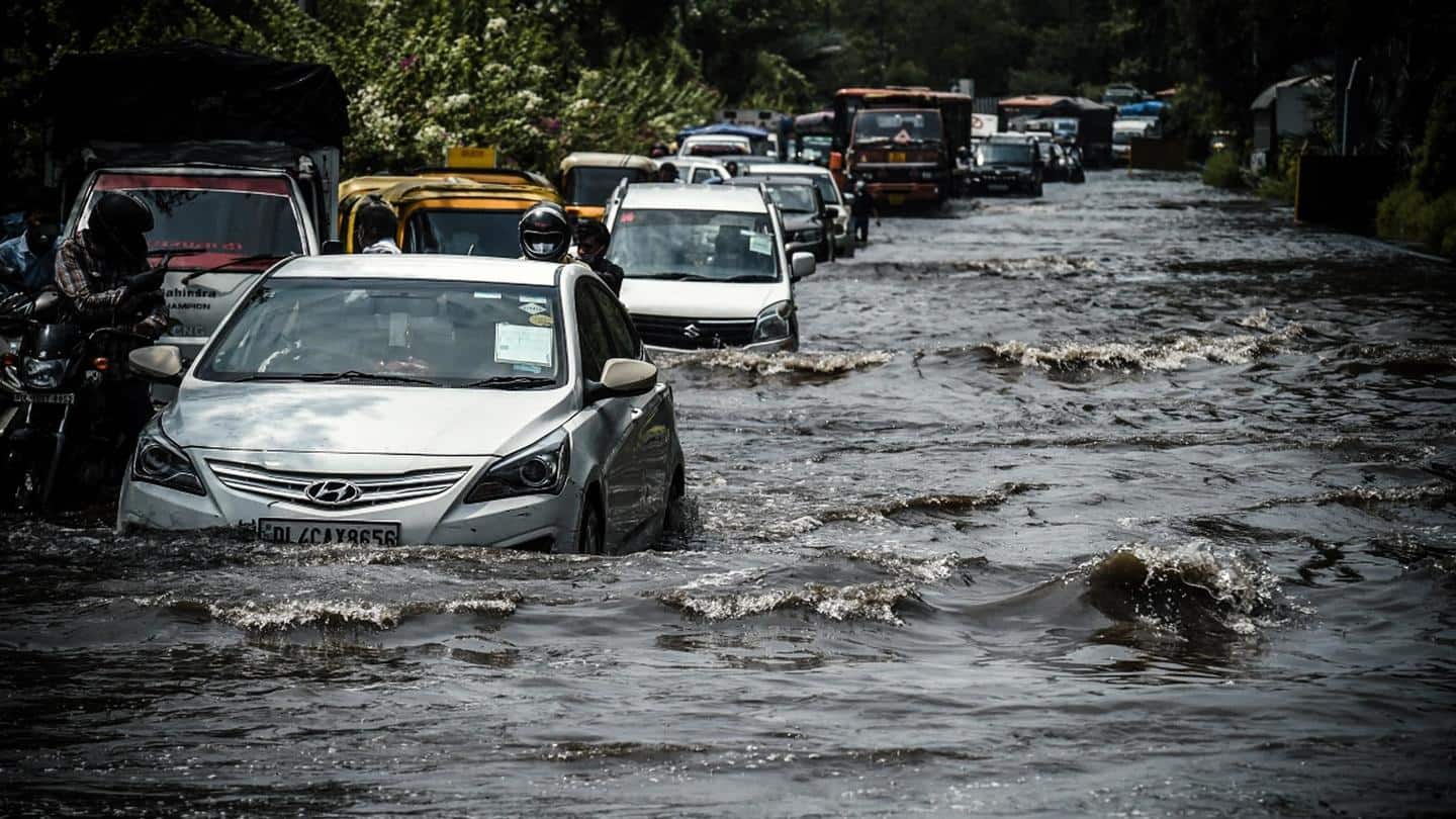 भारी बारिश के कारण दिल्ली में कई जगहों पर जलभराव, प्रह्लादपुर में आधी बस डूबी