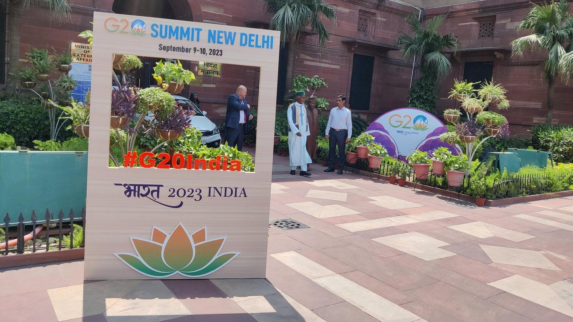 दिल्ली: G-20 शिखर सम्मेलन से पहली ढकी गईं प्रमुख सड़कों पर मौजूद झुग्गी-झोपड़ियां