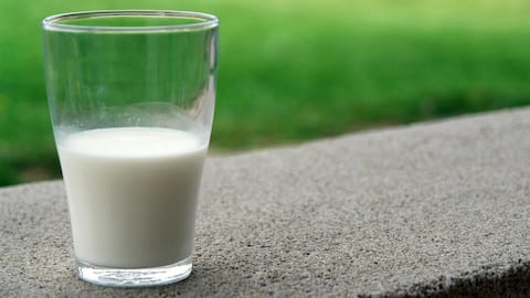 गर्मियों में दूध को खट्टा होने से रोकने के लिए अपनाएं ये 5 आसान टिप्स 