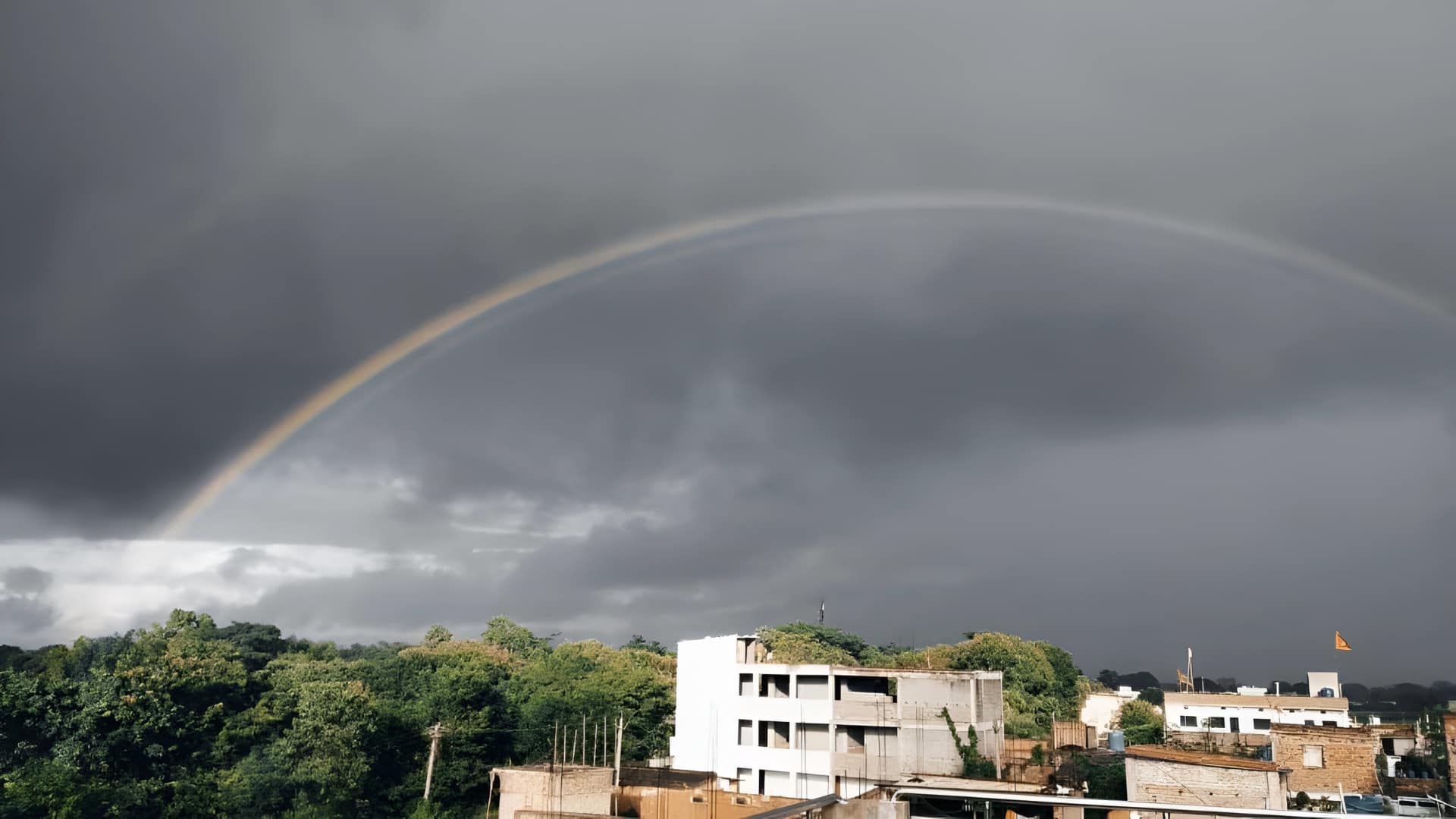 अंधड़-बारिश से पारा 40 डिग्री के नीचे पहुंचा, जानिए आज कैसा रहेगा मौसम