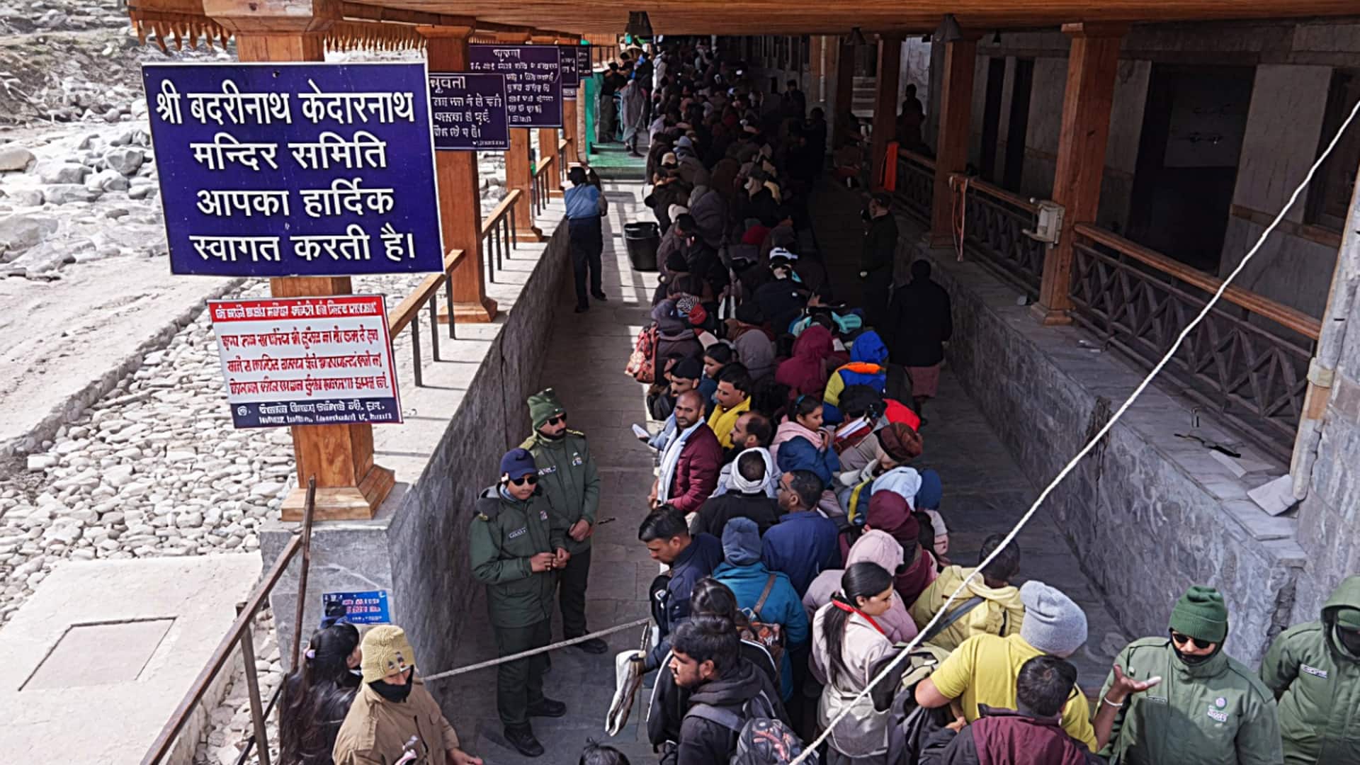 केदारनाथ में मुख्यमंत्री धामी का दौरा, श्रद्धालु तड़के 2 बजे से कतार में खड़े