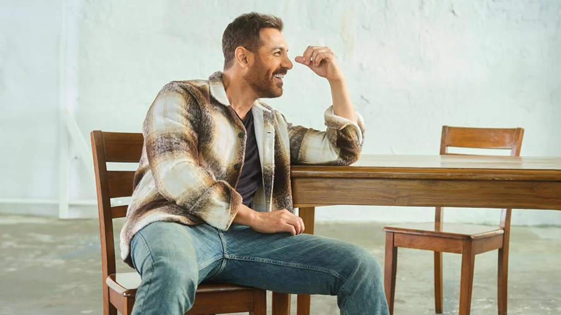 जॉन अब्राहम ने दिल्ली हवाई अड्डे पर महिला स्टाफ को दिया फूलों का गुलदस्ता, वीडियो वायरल जॉन अब्राहम ने दिल्ली हवाई अड्डे पर महिला स्टाफ को दिया फूलों का गुलदस्ता, वीडियो वायरल