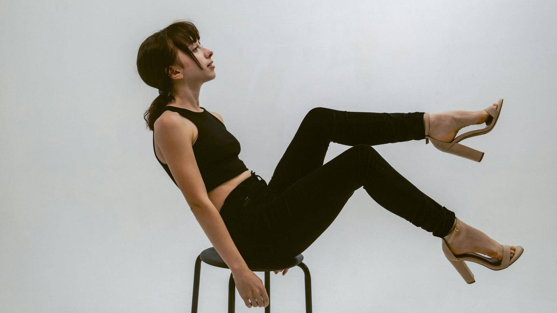 एक बार फिर चलन में आईं काली स्किनी जींस, इन तरीकों से कर सकती हैं स्टाइल