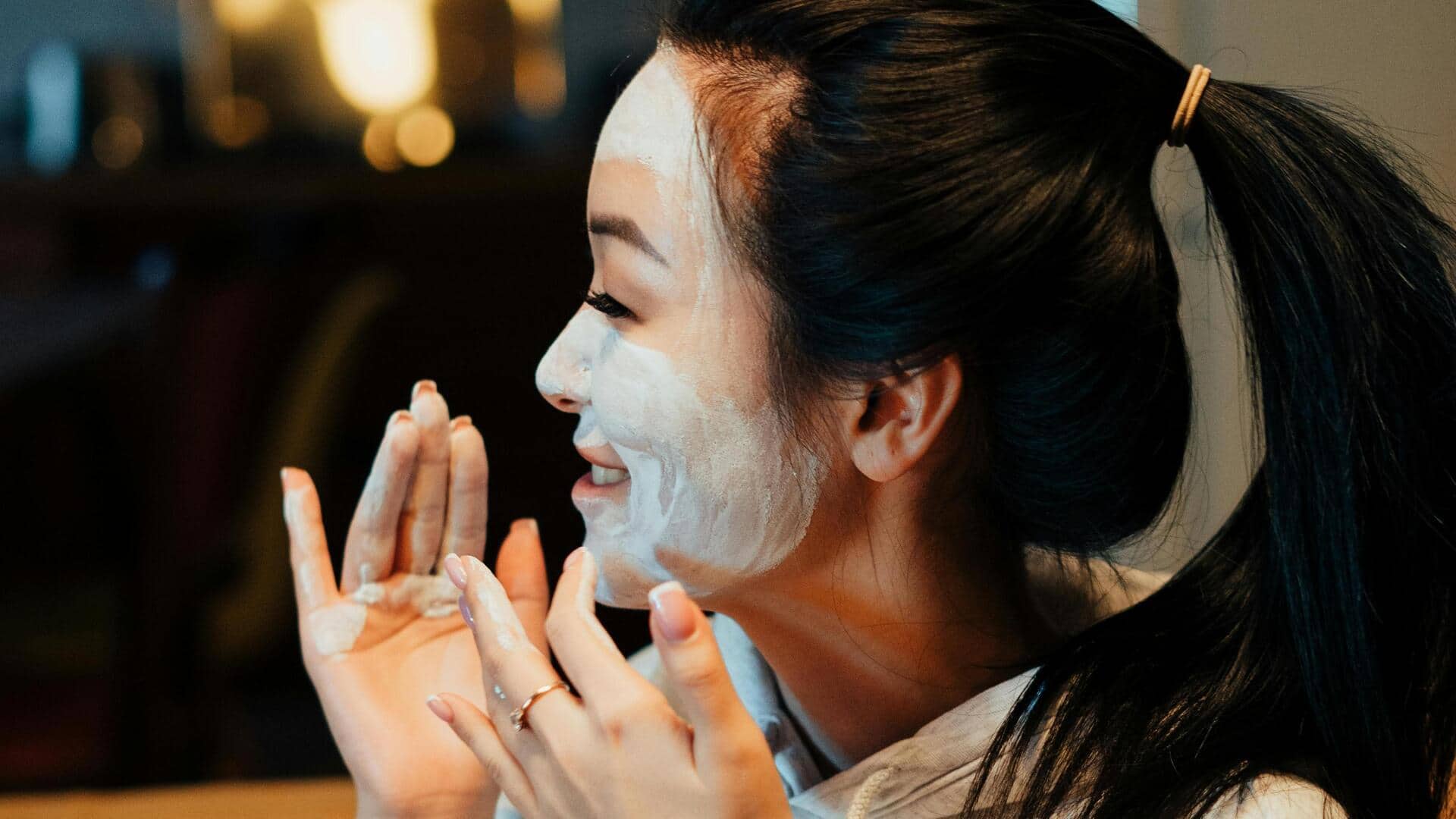 रूखी और बेजान त्वचा को हाइड्रेट करने में मदद कर सकते हैं ये 5 फेस मास्क