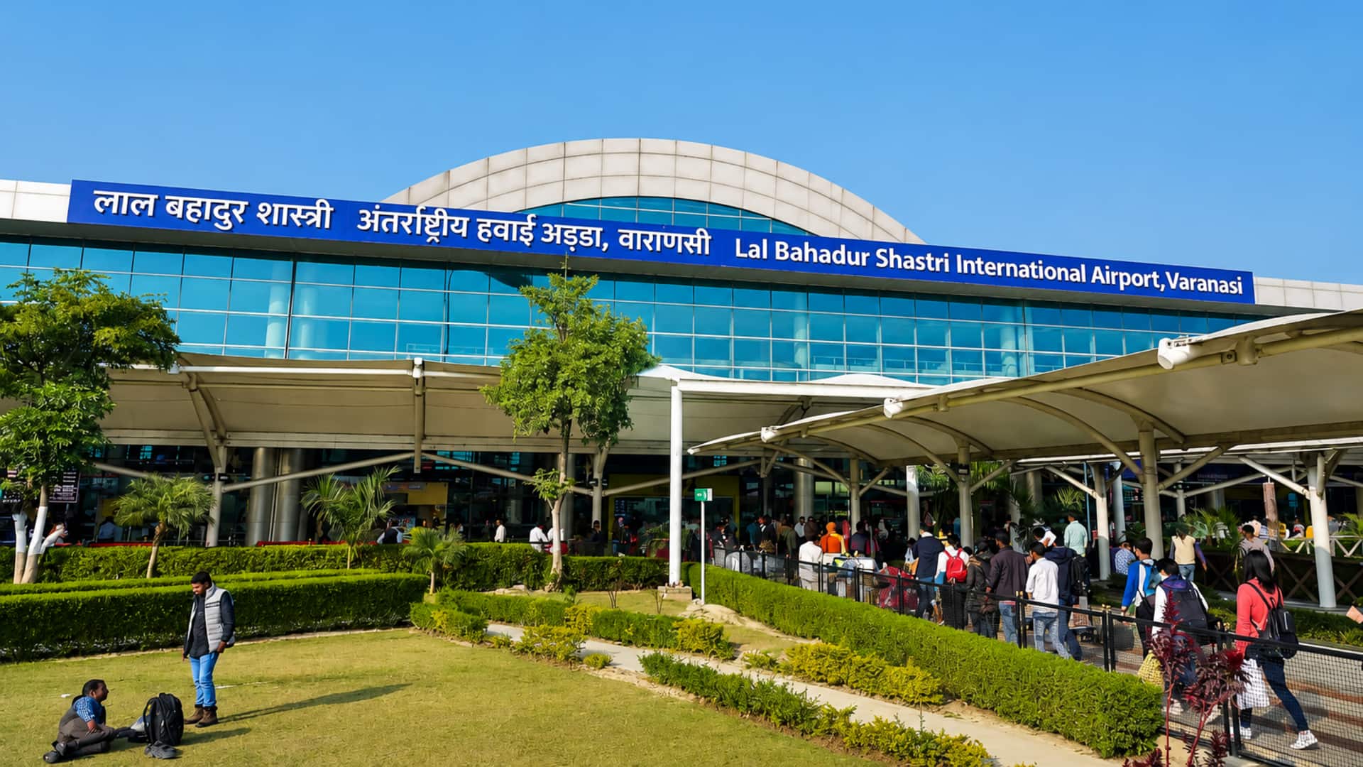 वाराणसी हवाई अड्डे पर एयर इंडिया के यात्री की बंदूक से गोली चली, महिला-बच्चा घायल