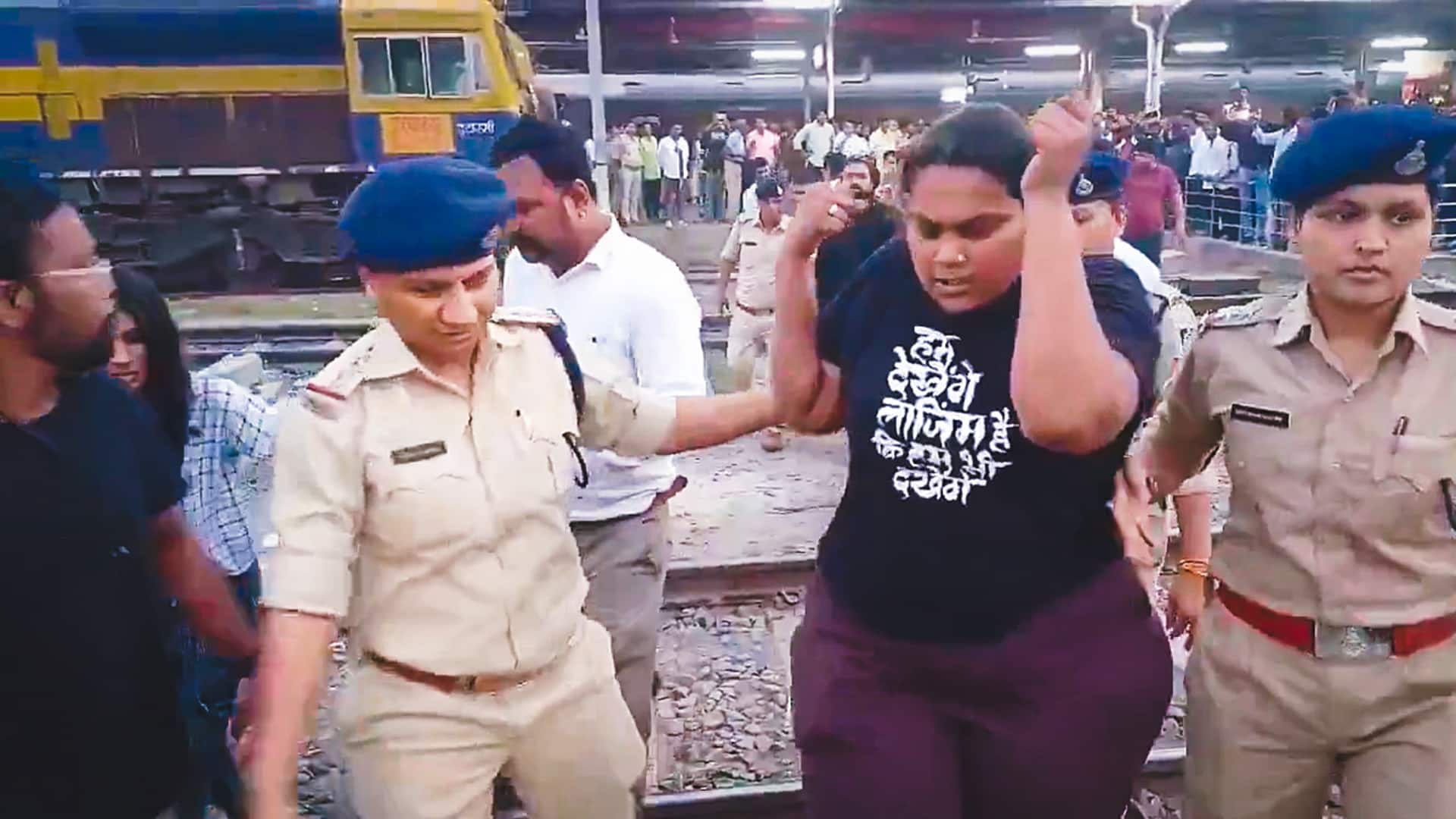 दिल्ली आ रहे छात्रों को गोवा एक्सप्रेस ट्रेन में मध्य प्रदेश पुलिस ने हिरासत में लिया