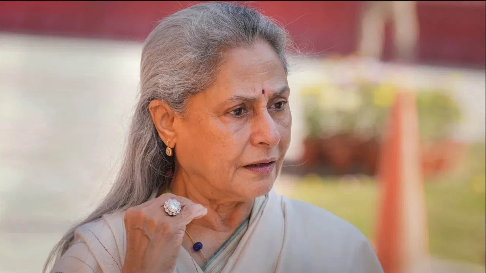 जया बच्चन कैमरे देख फिर भड़कीं, पैपराजी पर चिल्लाकर बोलीं- बकवास सब, गंदे-गंदे सब जया बच्चन कैमरे देख फिर भड़कीं, पैपराजी पर चिल्लाकर बोलीं- बकवास सब, गंदे-गंदे सब