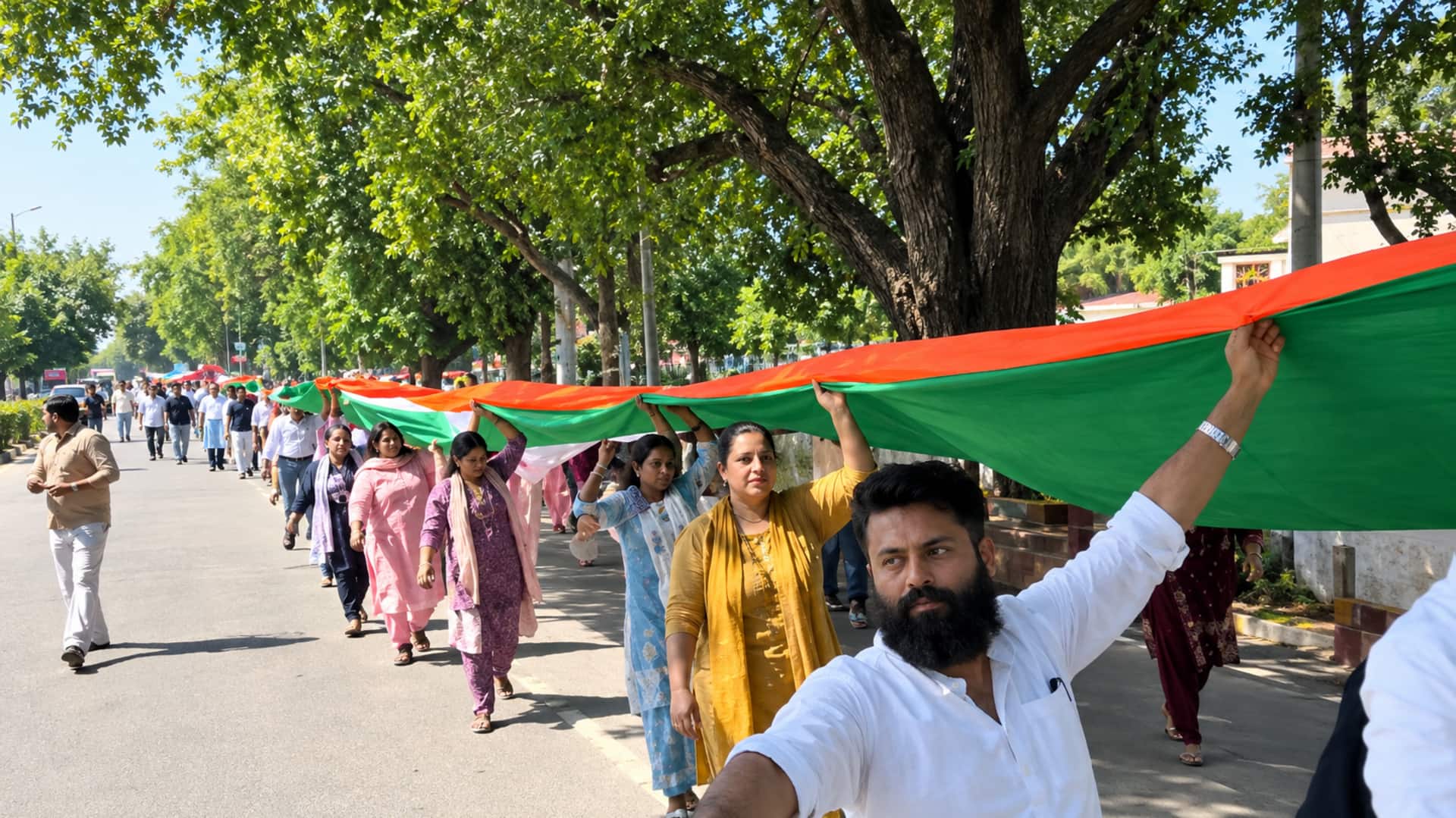 दिल्ली में आम आदमी पार्टी के नेताओं ने 200 फिट लंबे तिरंगे के साथ रैली निकाली