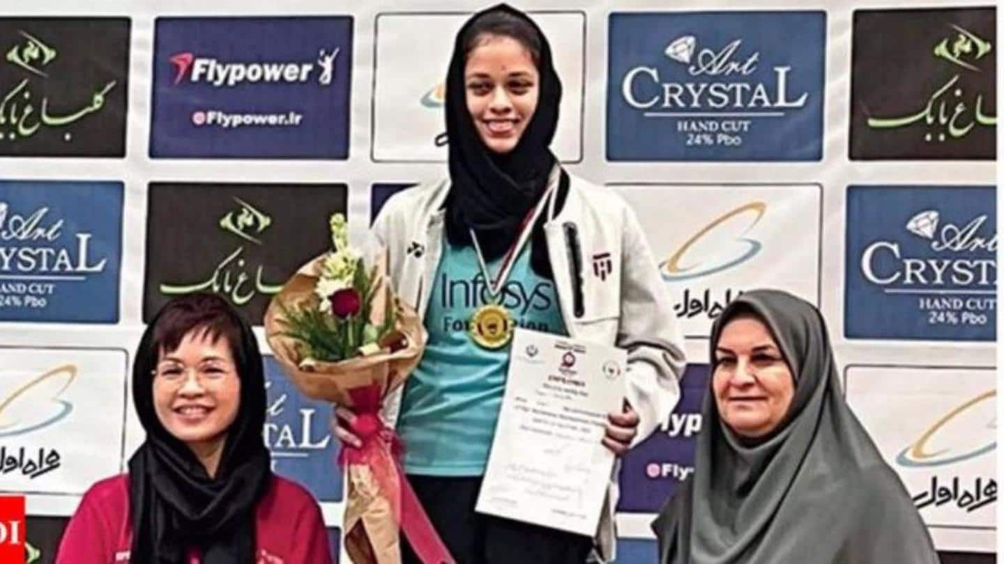 भारतीय महिला बैडमिंटन खिलाड़ी को अवॉर्ड लेने के लिए तेहरान में ढकना पड़ा सिर 