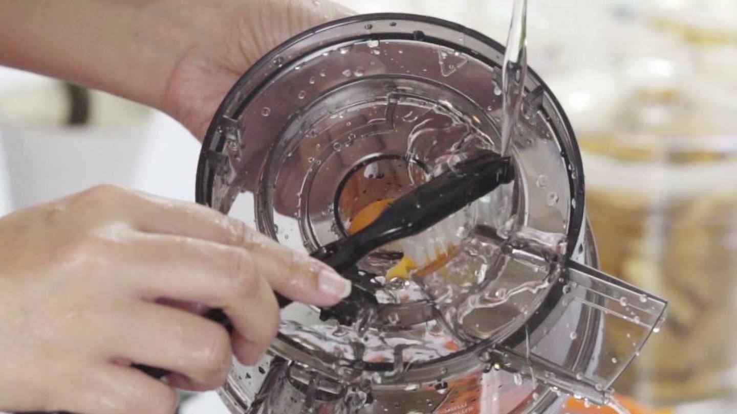 हार्श ब्रश या फिर चाकू का इस्तेमाल करना हार्श ब्रश या फिर चाकू का इस्तेमाल करना