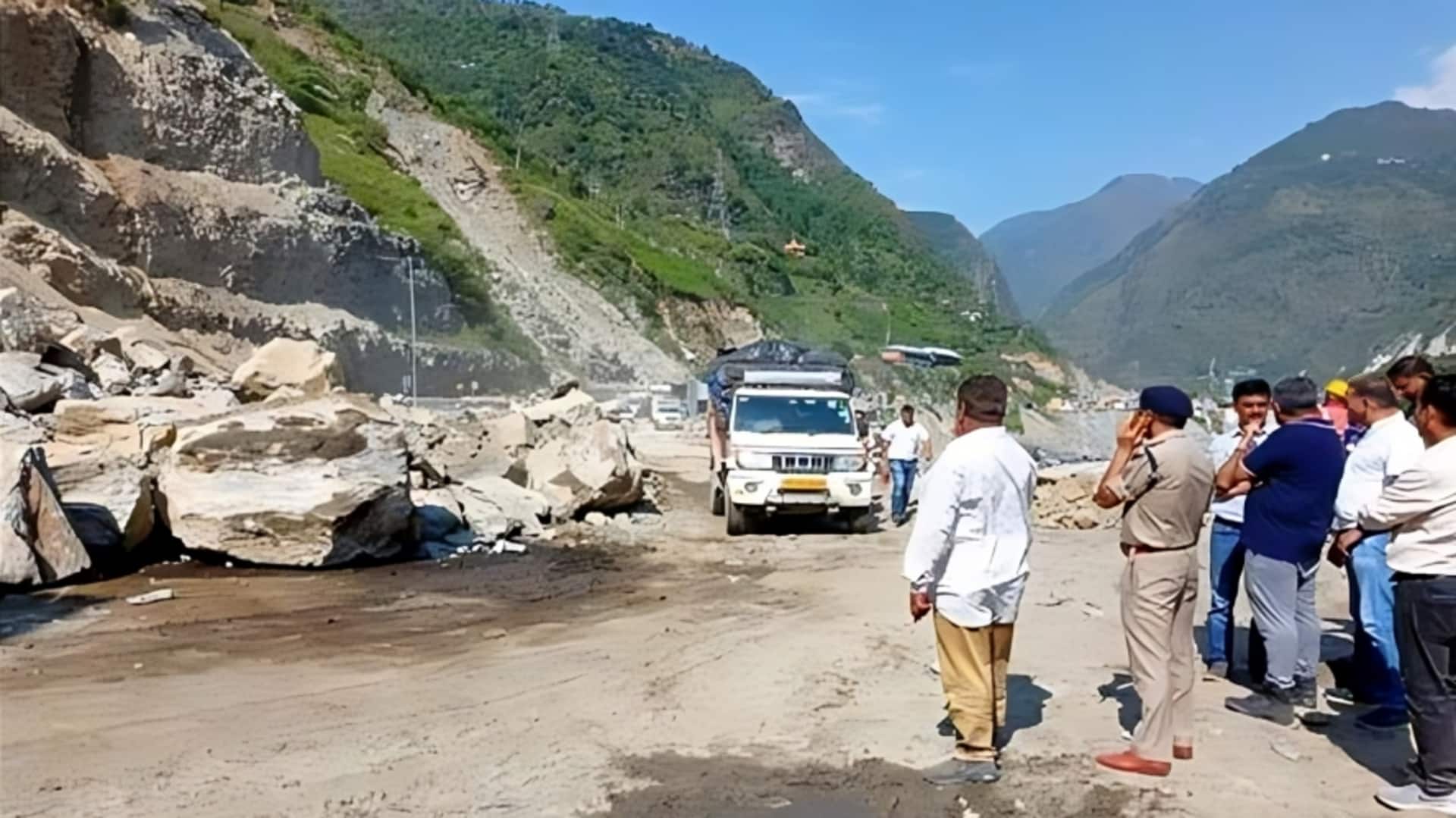 जम्मू-कश्मीर के डोडा में भूस्खलन के बाद वाहन पर गिरा बड़ा पत्थर, 1 महिला की मौत