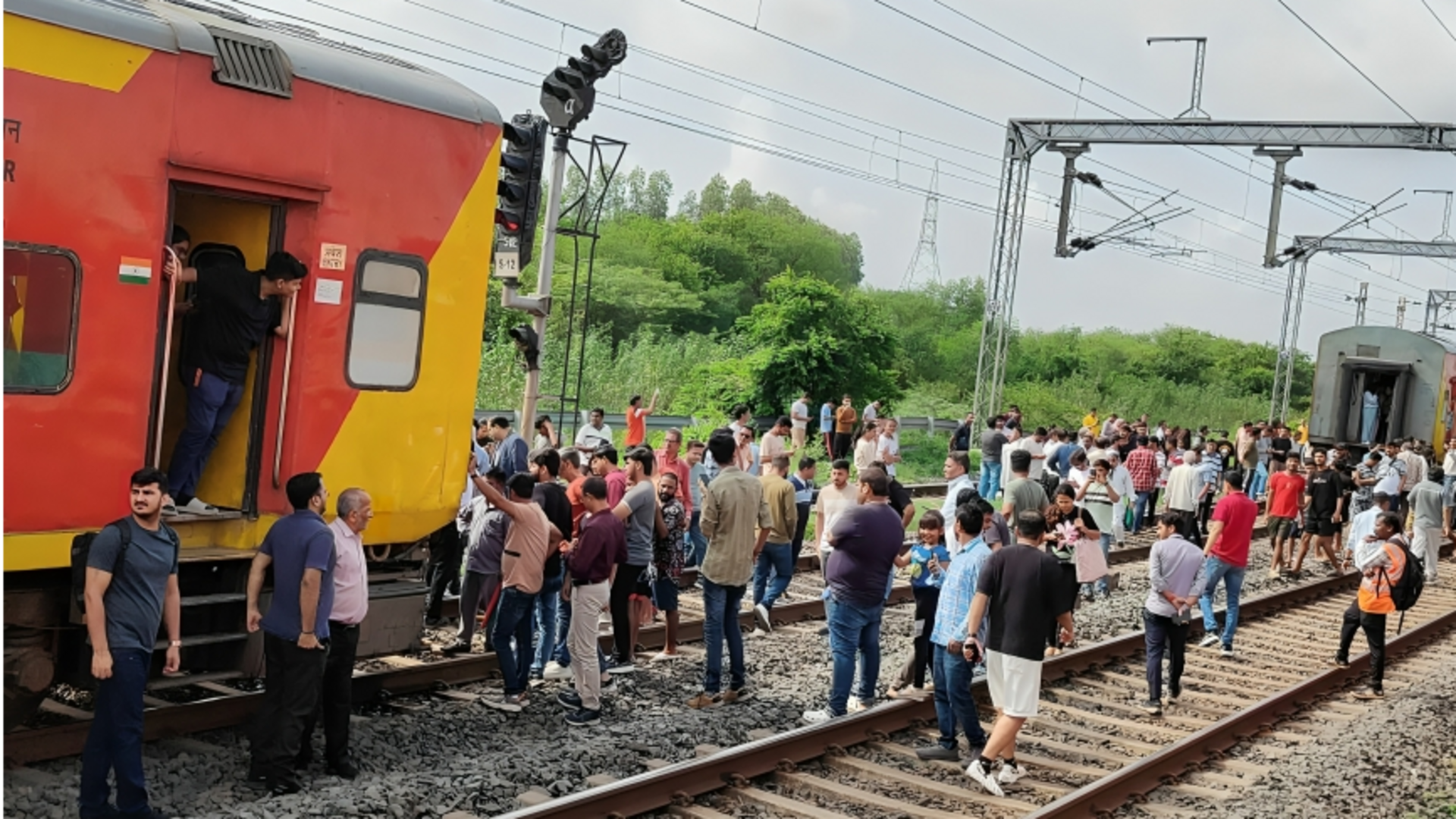 गुजरात के सूरत में रेल हादसा, अहमदाबाद-मुंबई डबल डेकर ट्रेन के 2 डिब्बे अलग हुए