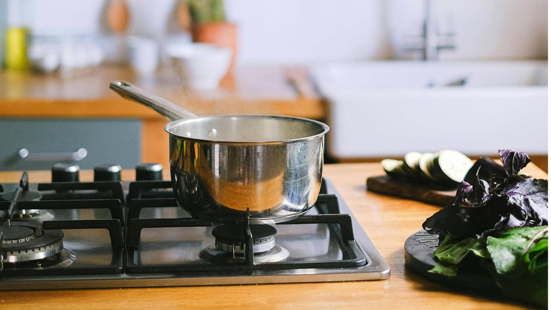 खाना बनाना तनावपूर्ण लगता है? इन 5 तरीकों से बना सकते हैं आसान