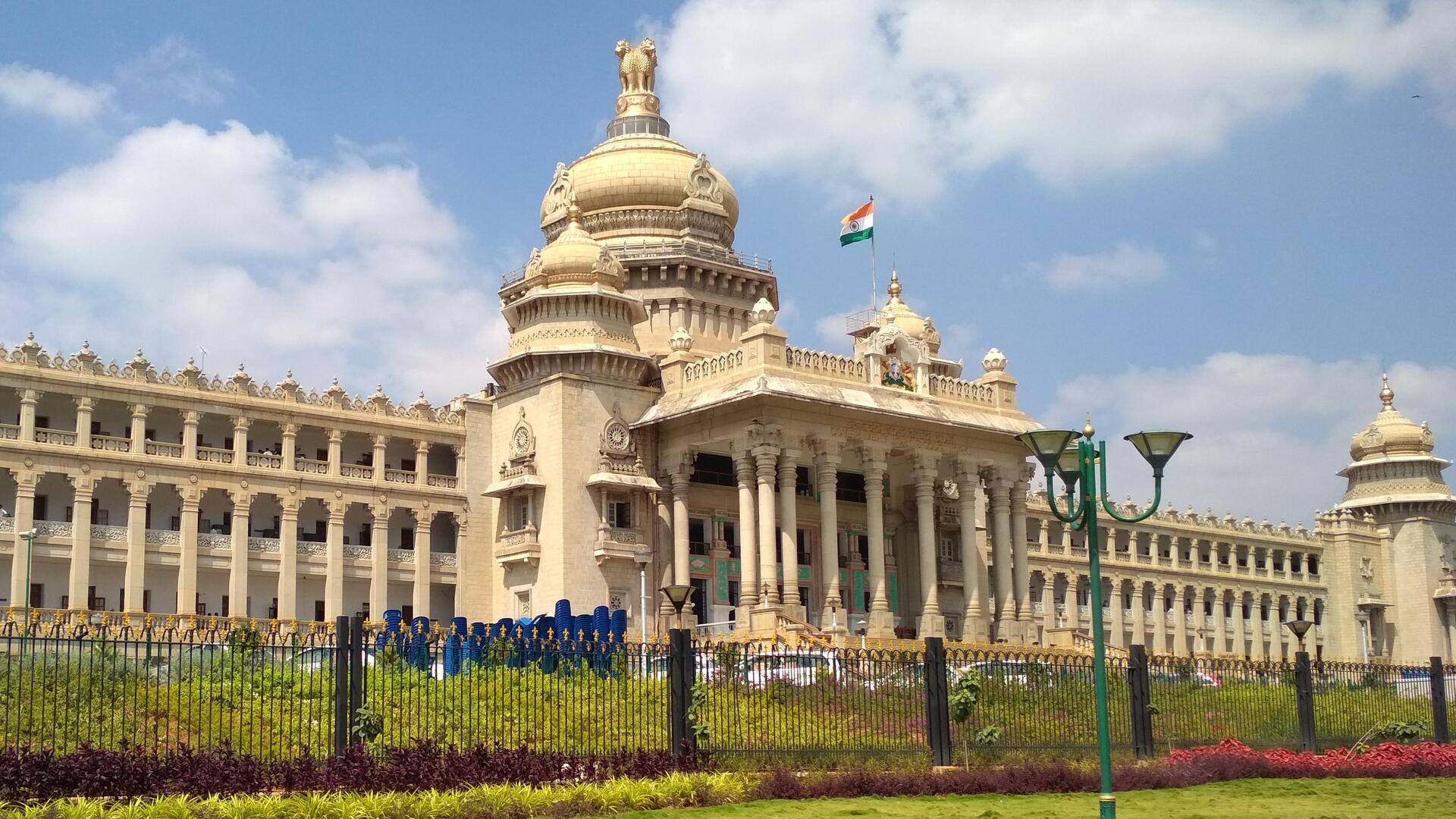 कर्नाटक: "भाजपा का कलंक" मिटाने के लिए कांग्रेस कार्यकर्ताओं ने विधानसभा को गौमूत्र से शुद्ध किया
