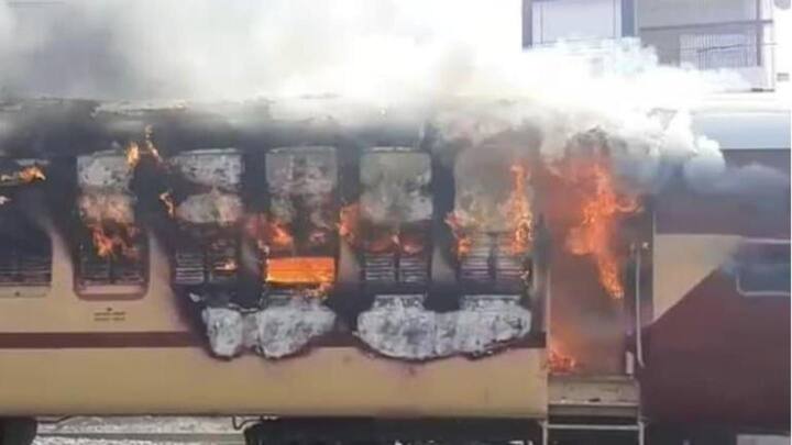 बिहार: रेलवे परीक्षा में धांधली को लेकर छात्रों का हिंसक प्रदर्शन, ट्रेन में लगाई आग