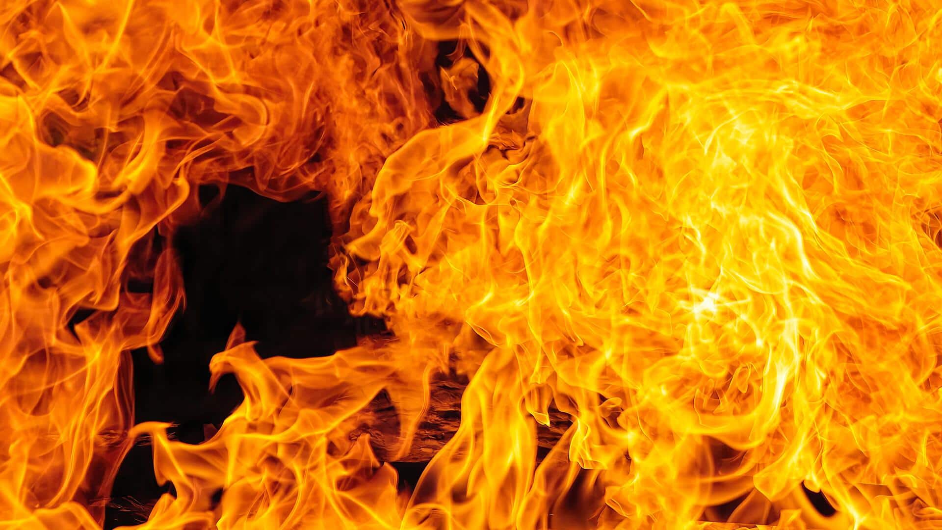 गुजरात: अरावली में पटाखा फैक्ट्री में विस्फोट के बाद लगी आग, 4 मजदूरों की मौत