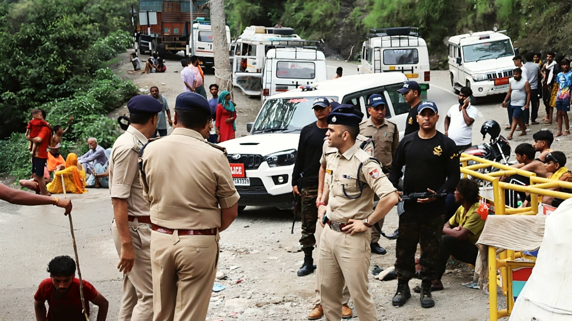 उत्तराखंड: पहाड़ से गिरे पत्थर से सड़क जाम, पुलिसकर्मी ने हथौड़े से तोड़कर हटाया