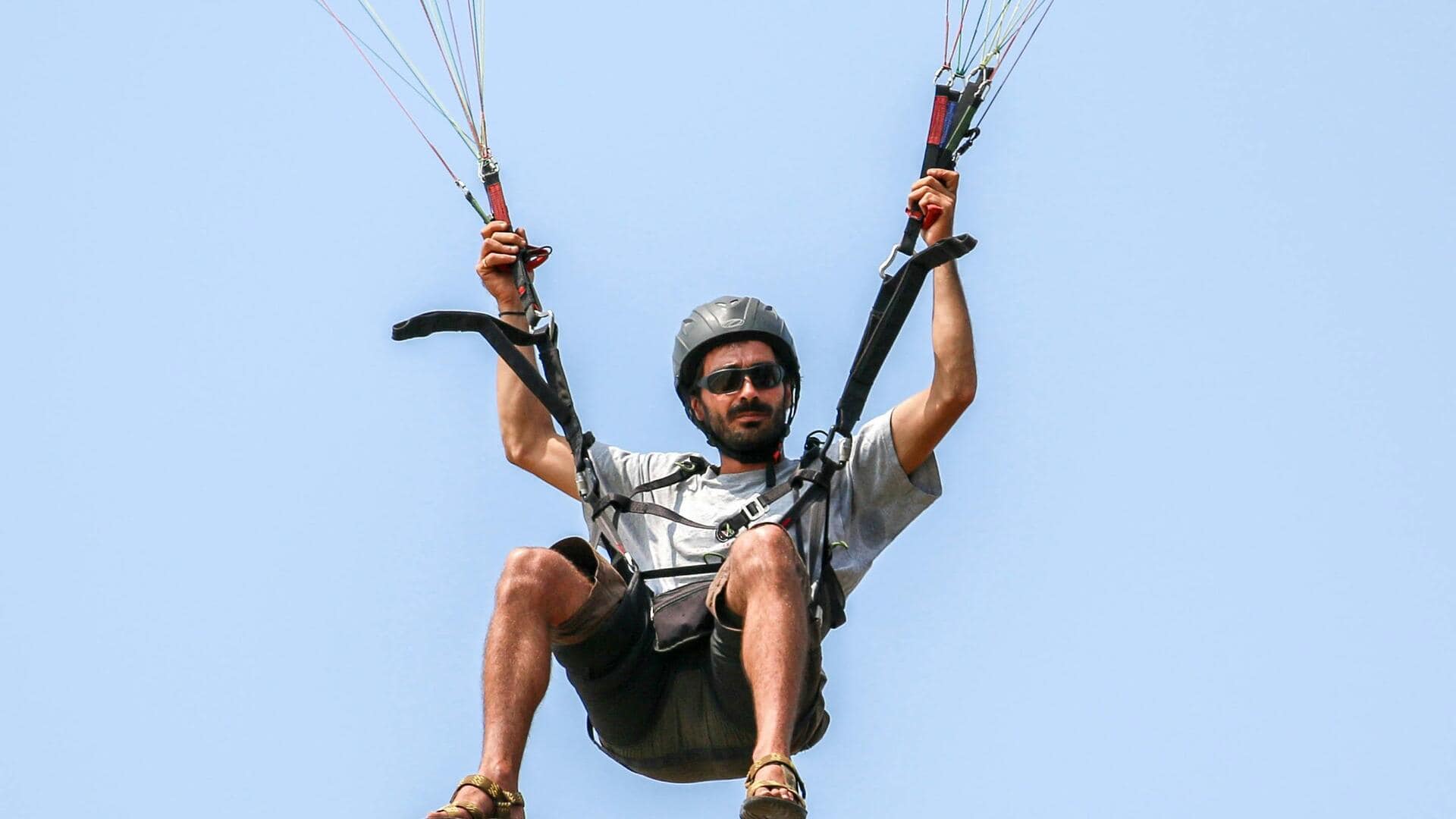 स्काइडाइविंग बनाम स्कूबा डाइविंग: कौन-सी एडवेंचर एक्टिविटी है बेहतर?