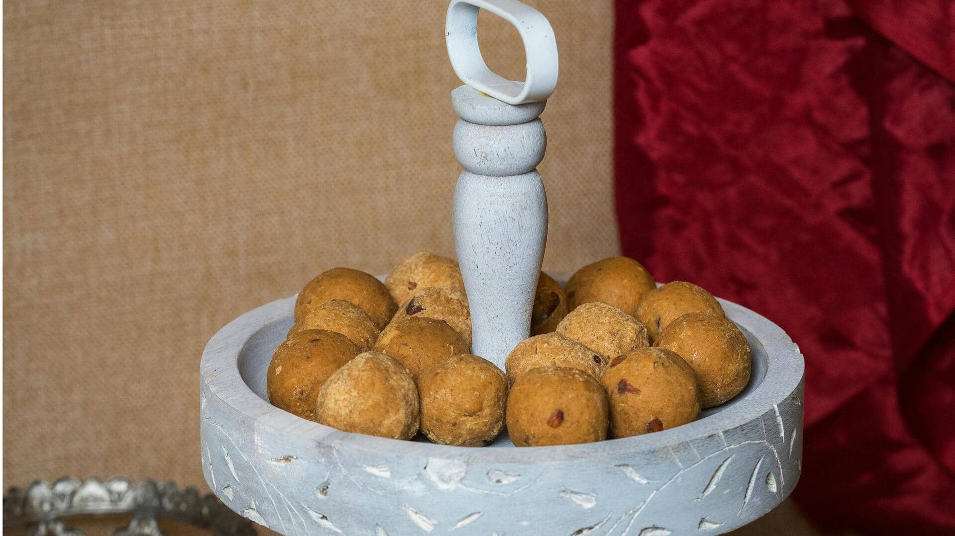 त्योहारों के दौरान बाजार से लाने के घर पर बजाय बनाएं इन 5 मेवों के लड्डू