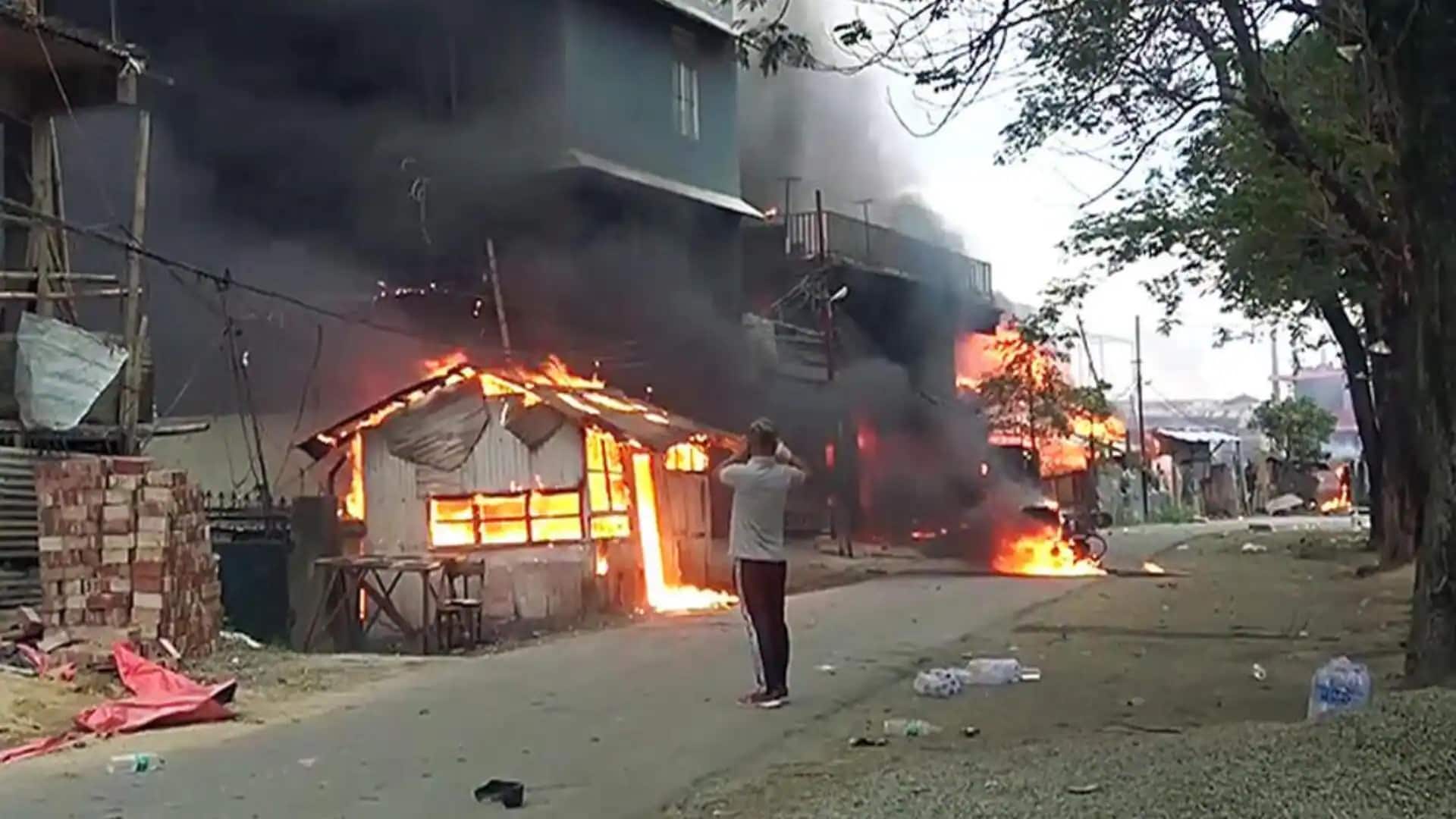 मणिपुर में फिर हिंसा: प्रदर्शनकारियों ने आत्मदाह की कोशिश की, इंटरनेट बंद, कर्फ्यू लगाया गया मणिपुर में फिर हिंसा: प्रदर्शनकारियों ने आत्मदाह की कोशिश की, इंटरनेट बंद, कर्फ्यू लगाया गया