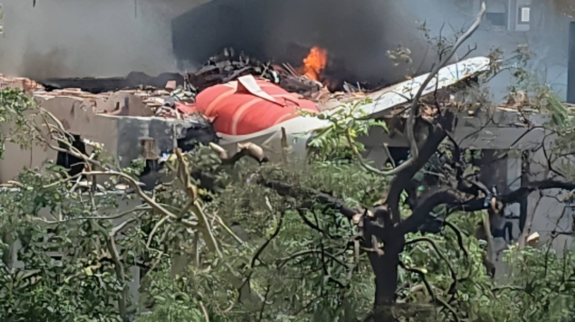 अहमदाबाद में विमान हादसे से पहले पायलटों ने भेजी थी 'मेडे' कॉल अहमदाबाद में विमान हादसे से पहले पायलटों ने भेजी थी 'मेडे' कॉल